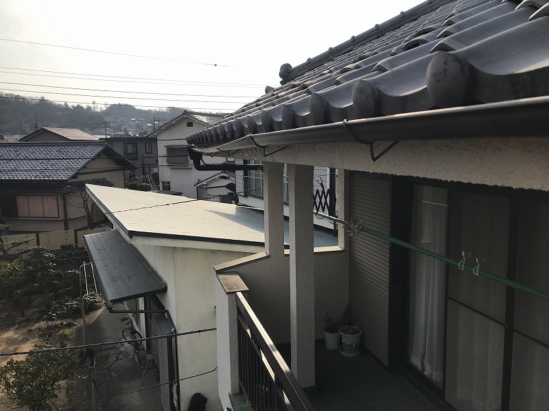 歪んだ軒樋真横から見て
