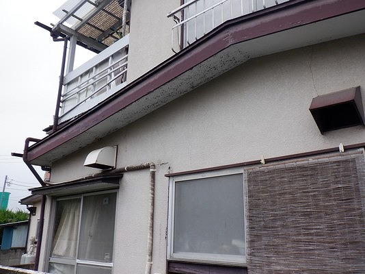 換気口の左上の外壁のクラック