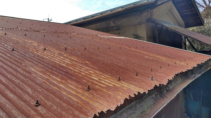 農機具小屋のサビでボロボロの波板