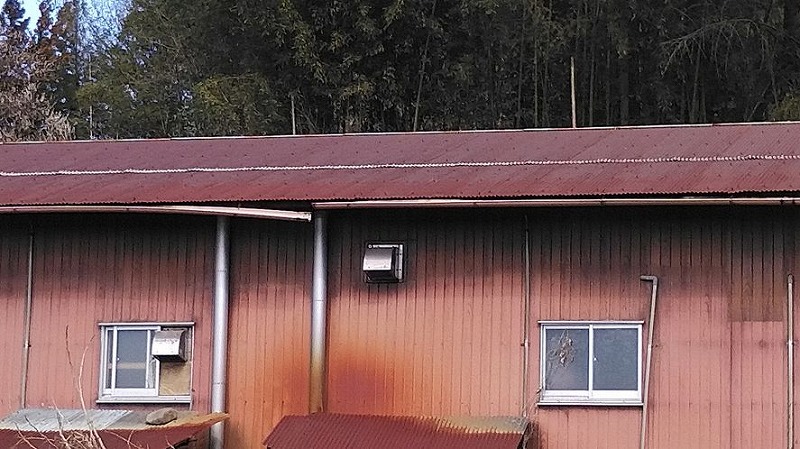 農機具小屋の南中央軒樋の途中で外れているところ