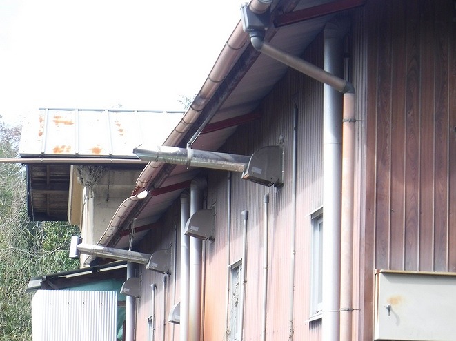 継ぎ手が取れて歪んだ雨樋