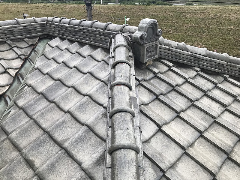 隅棟の冠瓦が外れている