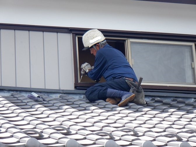 木製の窓枠に穴開け