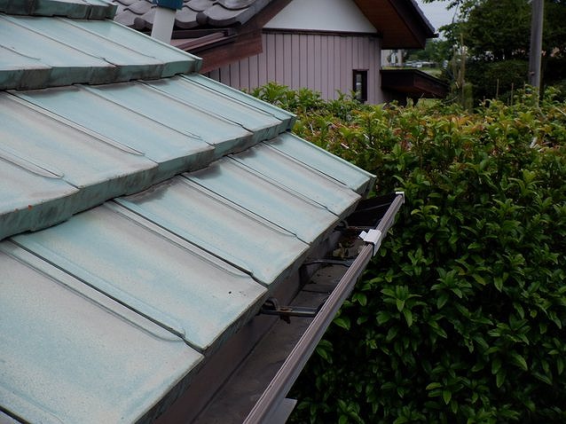 雨樋近くでずれが生じている軒先の平瓦
