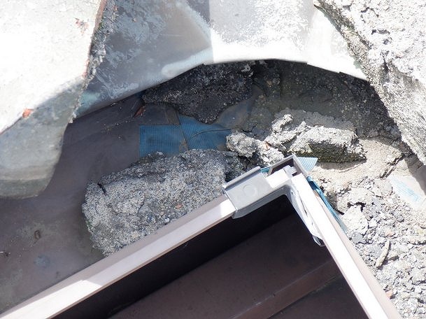 雨樋の中の漆喰と土