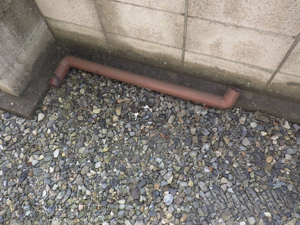 地面に置かれた縦樋