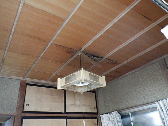 雨漏りしている和室の天井