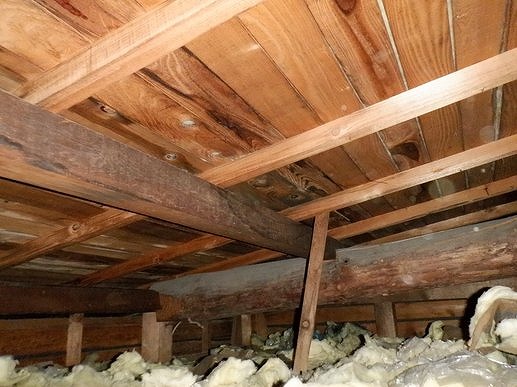 雨漏りのある天井裏