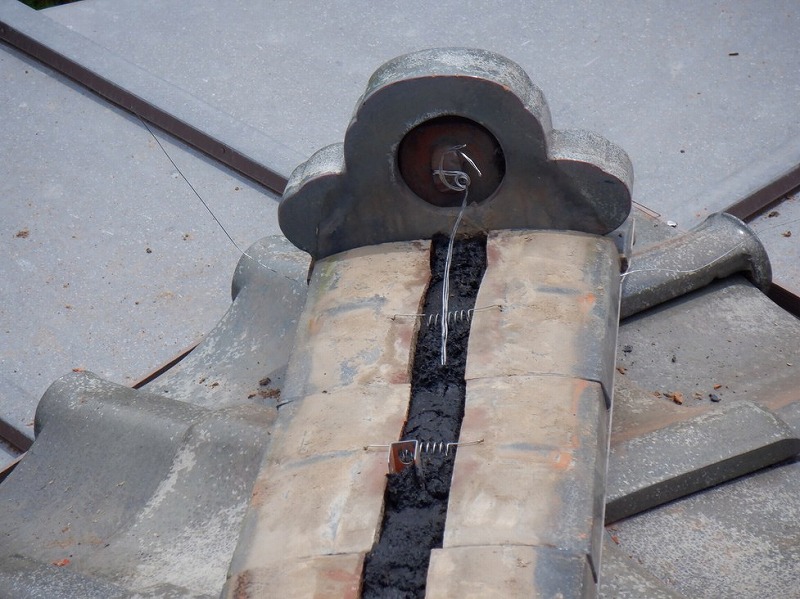 鬼側の裏の針金とのし瓦に緊結金具