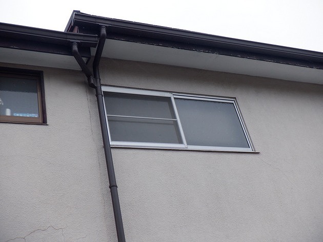 建物の縦の外壁のひび割れ