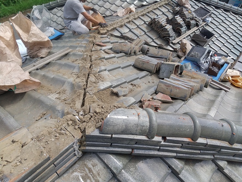 棟瓦の粘土撤去作業