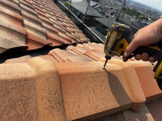 篠栗町でクギで固定されていく屋根瓦