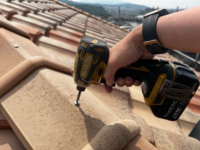 篠栗町で釘を打ち直す職人の手元