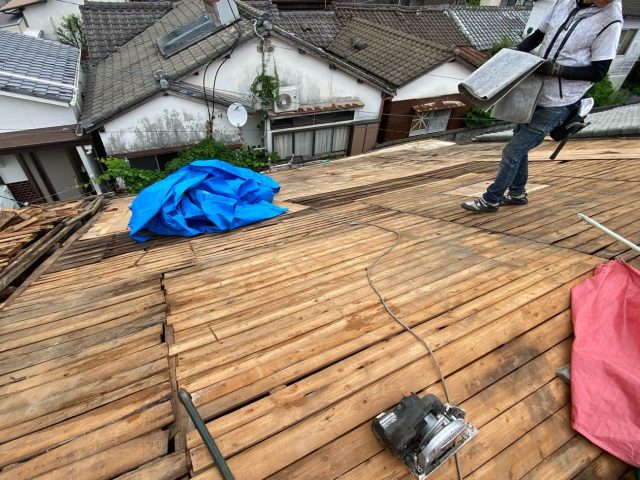 糟屋郡宇美町の葺き替え工事に伴う下地補強作業中の職人