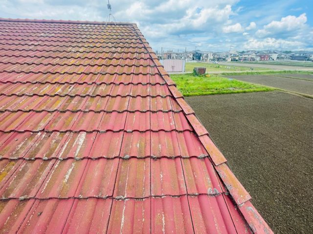 糟屋郡粕屋町の色褪せと一部欠けも生じている屋根がある