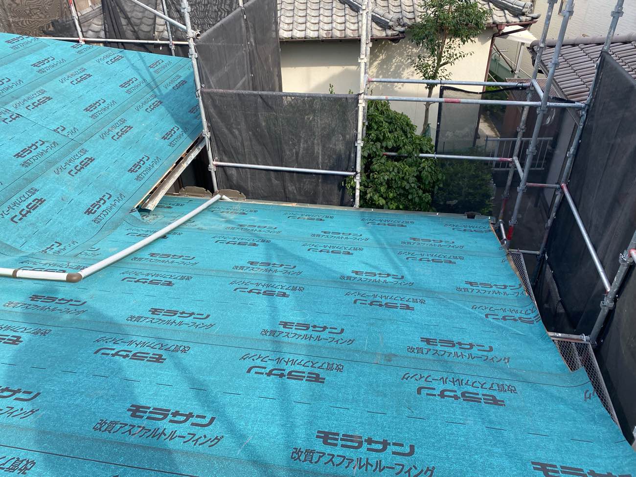 福岡市南区の雨漏りによる屋根葺き替え工事、新規防水シート施工