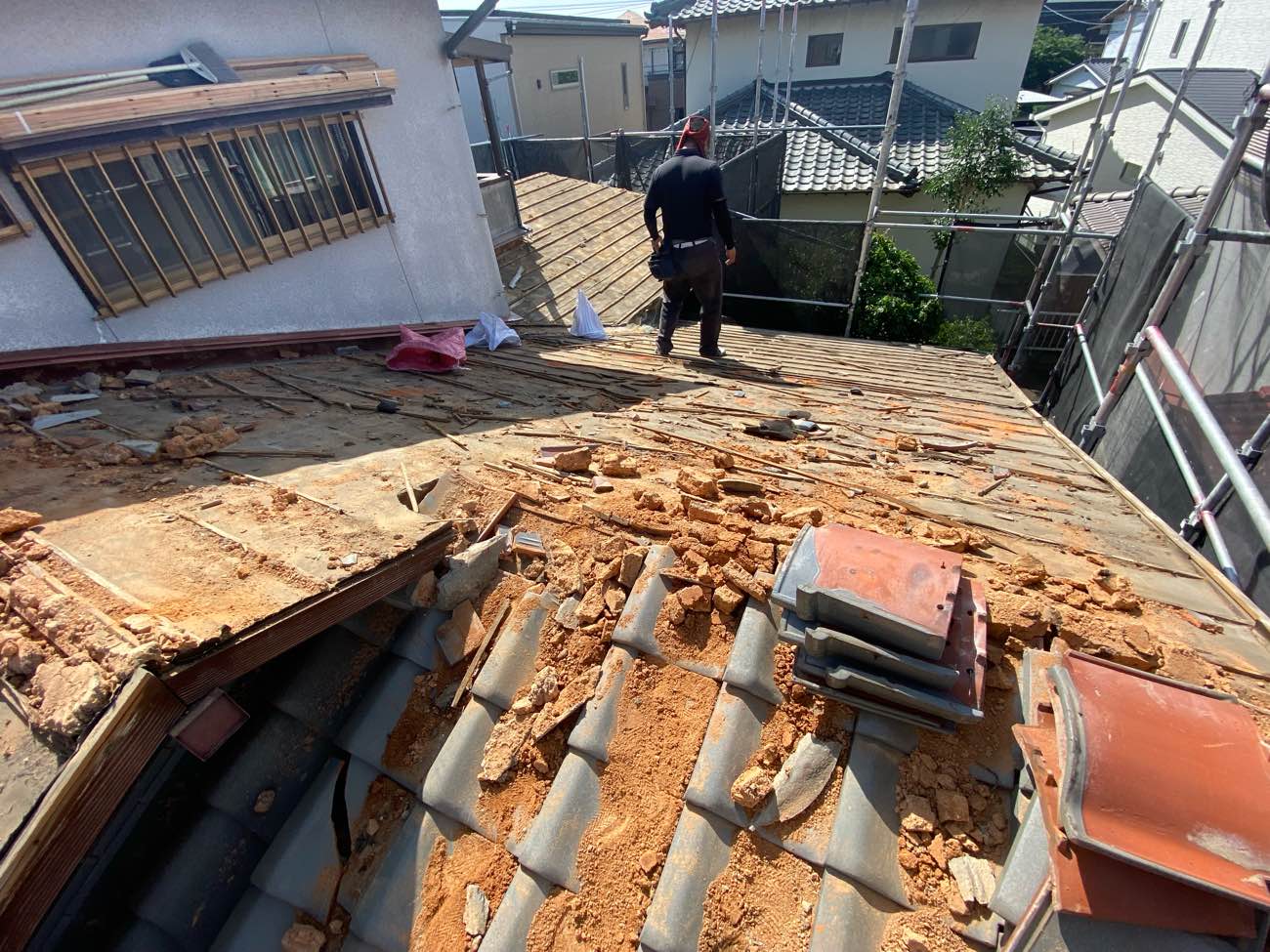 福岡市南区の雨漏りによる屋根葺き替え工事、瓦の撤去