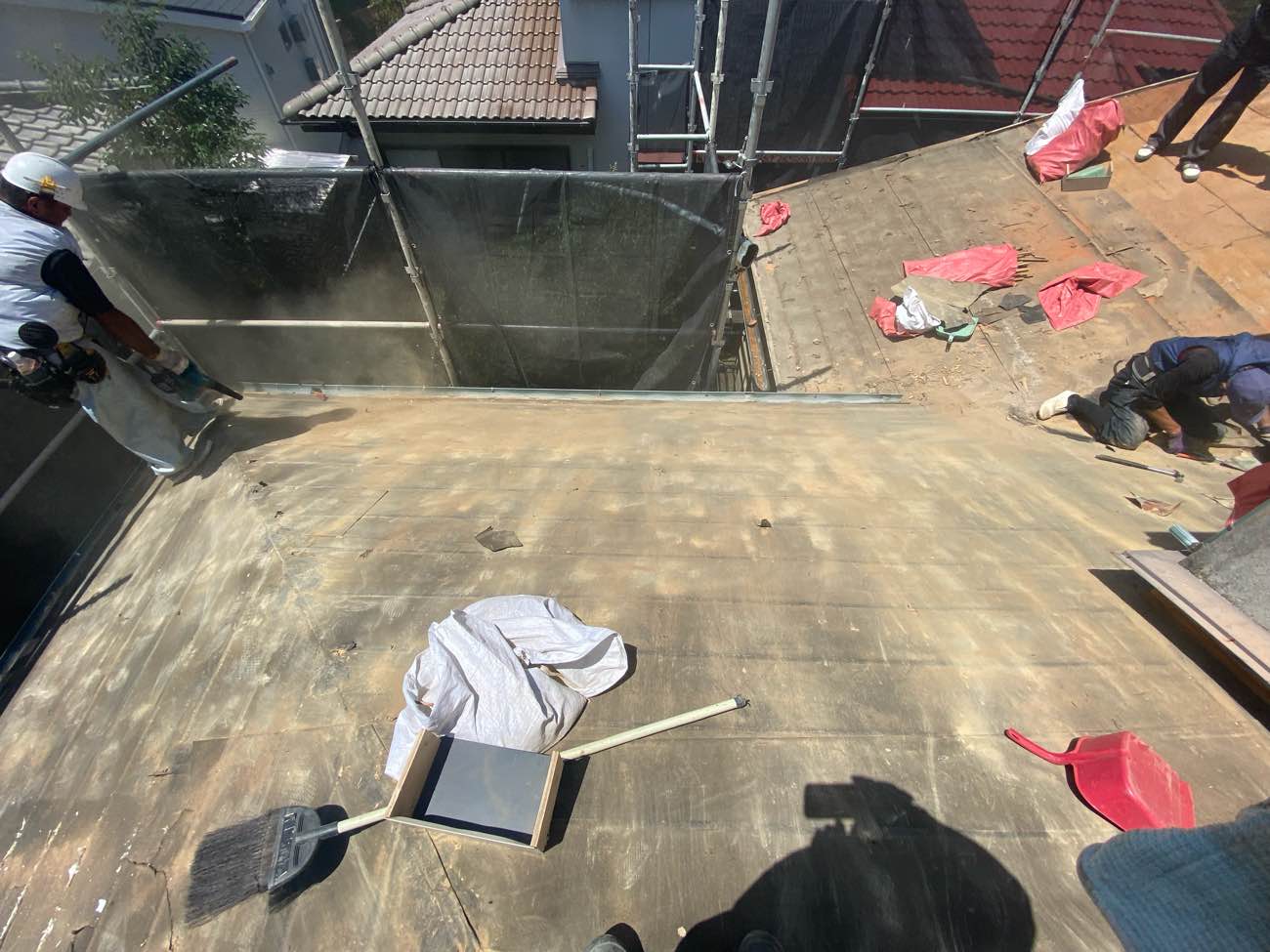 福岡市南区の雨漏りによる屋根葺き替え工事、瓦の撤去完了