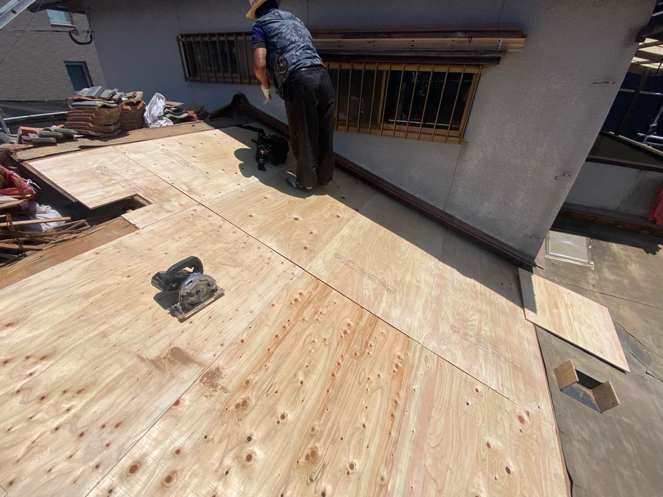 福岡市南区の雨漏りによる屋根葺き替え工事、下地の板交換