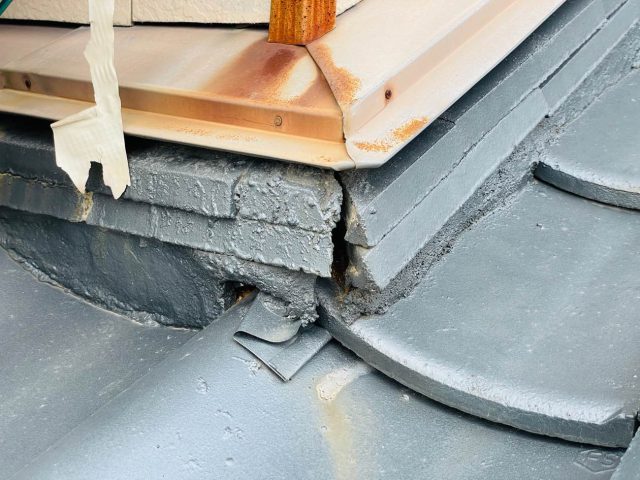 宇美町の屋根のひび割れてできた大きなすき間が