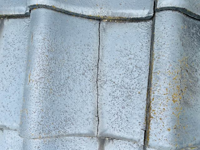 宇美町の雨漏り原因の一つと考えられる瓦の割れ