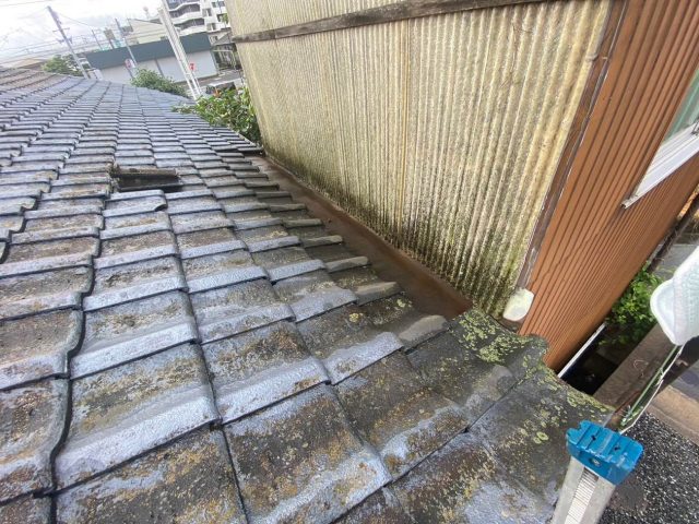 福岡市南区で苔が生えた屋根瓦