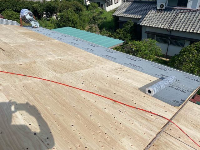 福岡市西区の新しい野地板に設置される防水シート