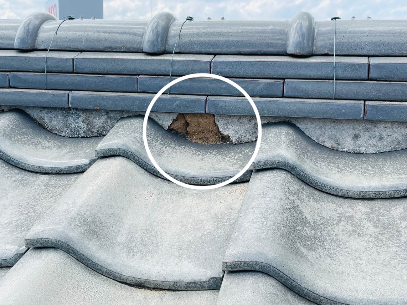 福岡市博多区の漆喰が剥がれている写真