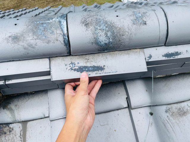 福岡市東区で瓦のずれを確認しているところ