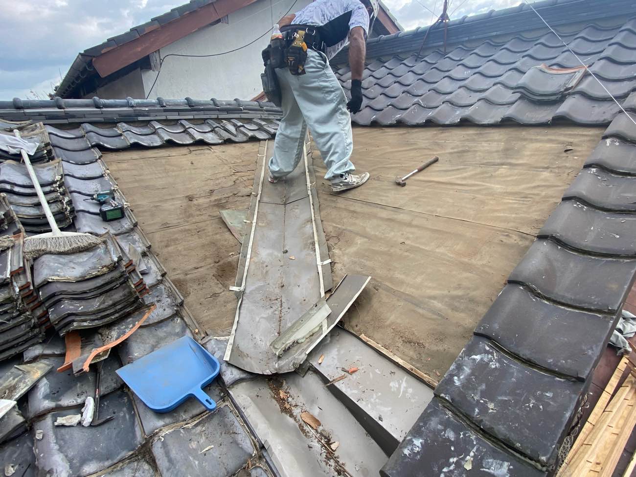 福岡市西区の雨漏り工事、既存の瓦撤去完了