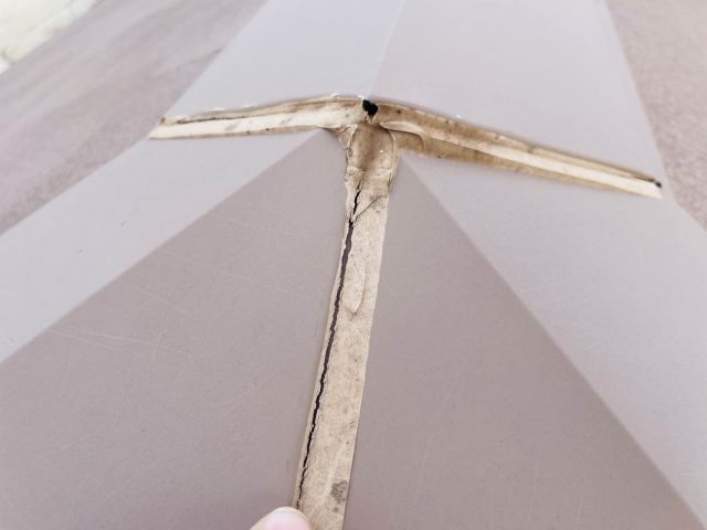 志免町のコーキングが劣化した棟板金