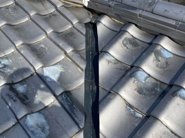 福岡市東区で谷板金を交換し瓦を戻したところ