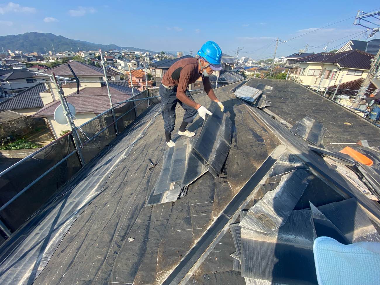 筑紫野市物件の屋根の葺き替え工事、既存屋根の撤去