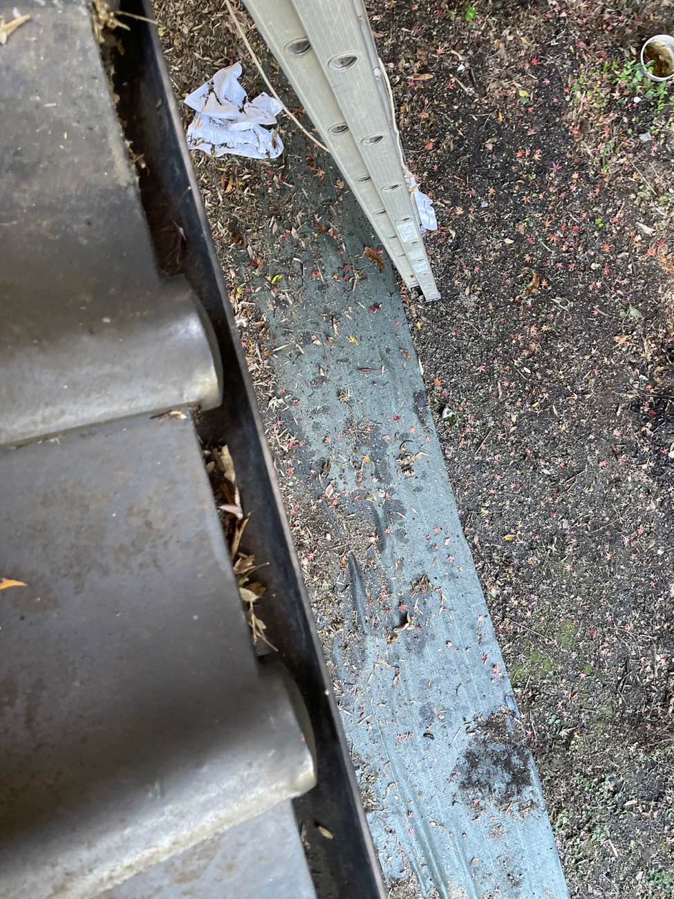 糟屋郡須恵町物件、雨樋清掃、落ち葉の詰まり、雨漏り、街の屋根やさん福岡西店