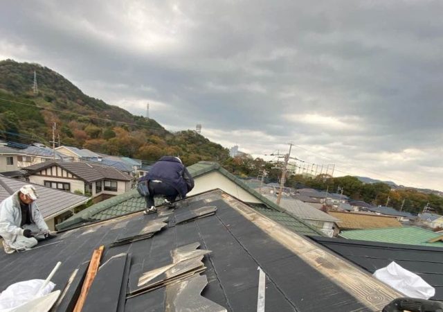 福岡市西区で屋根下地の補修作業をしている職人