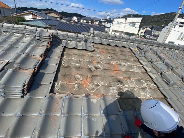 福岡市南区の劣化した防水紙の修理を行う職人