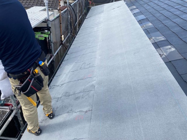 防水シート施工、屋根カバー工法
