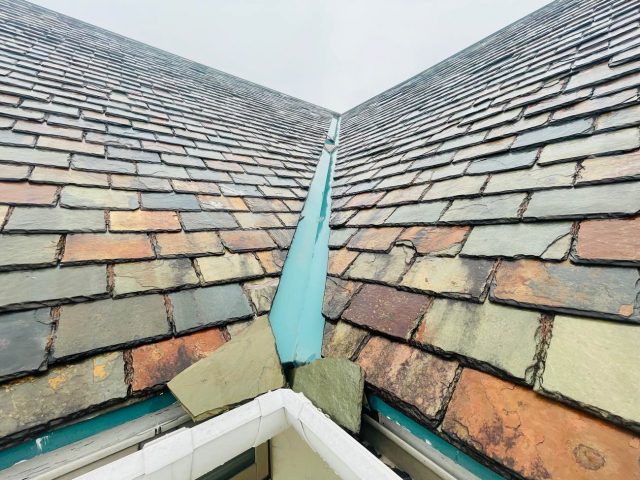 糸島市で天然スレートが一部落下している屋根