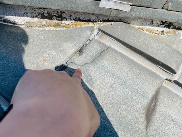 福岡市城南区で瓦のひび割れを指摘する職人