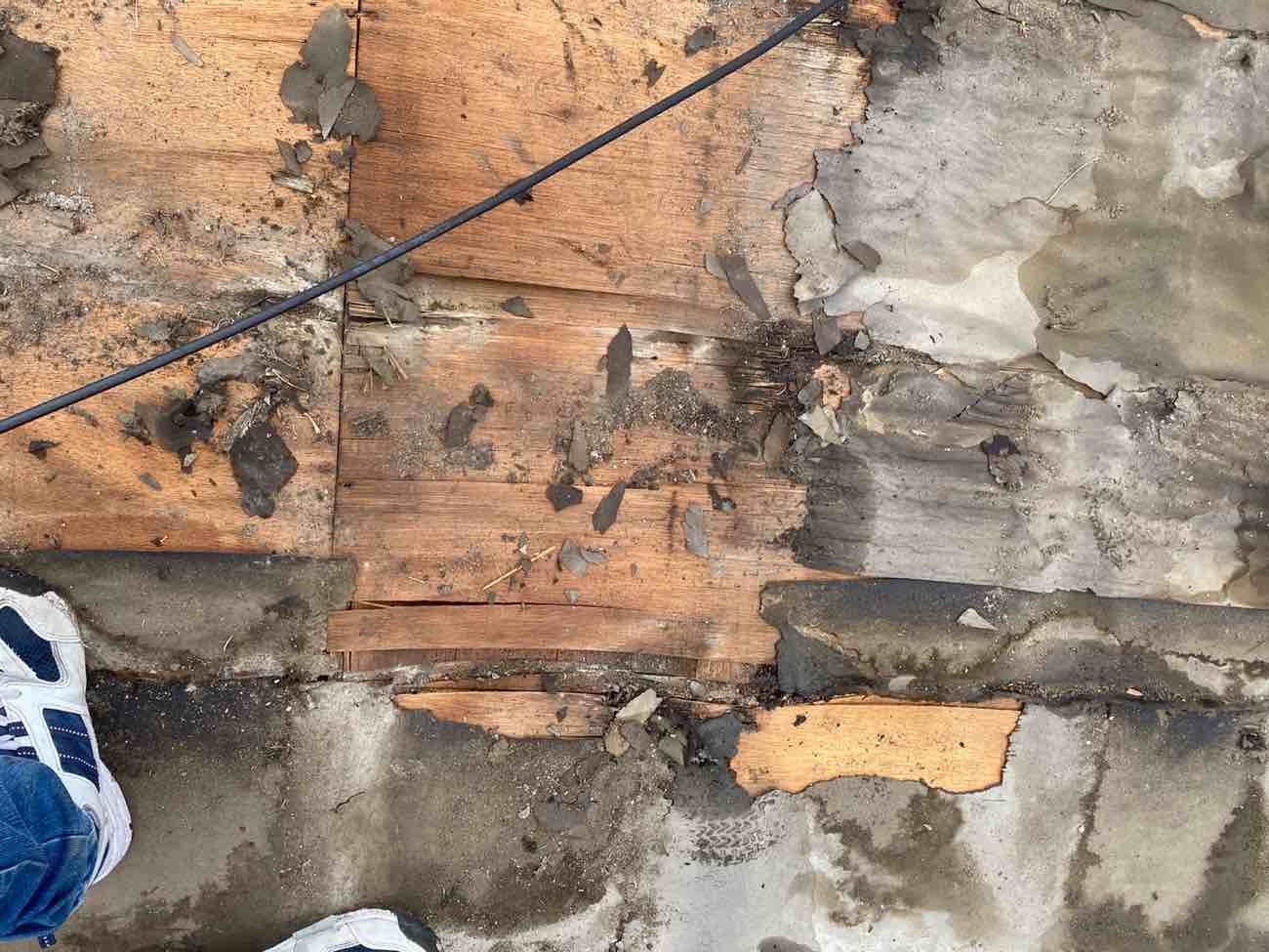 福岡市博多区の雨漏り工事、下地の劣化、防水シートの劣化を確認