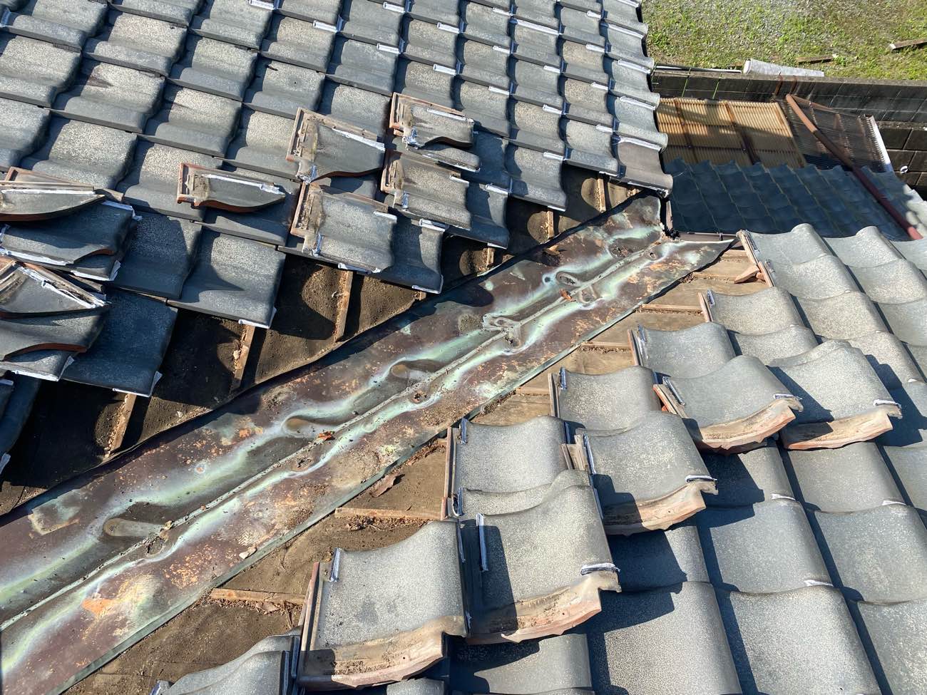 谷板金交換工事、既存瓦の撤去