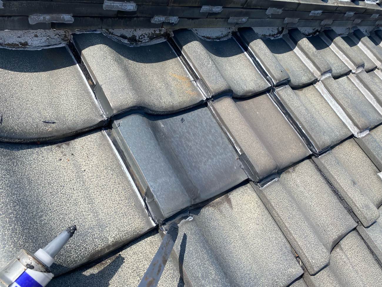 福岡市早良区の雨漏り工事、割れ瓦の交換