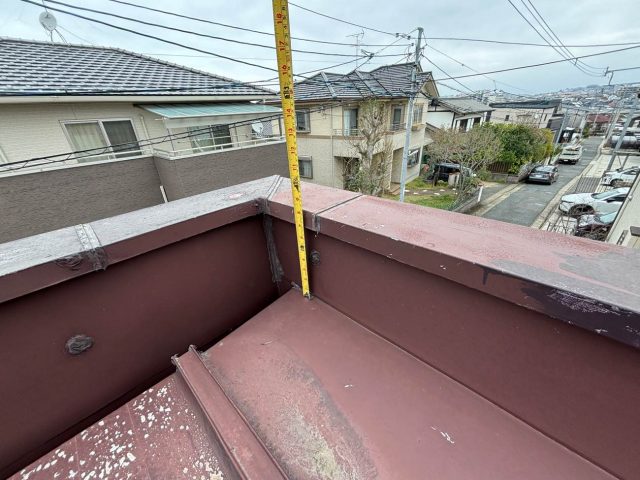 福岡市城南区の変色と劣化が見られるパラペット