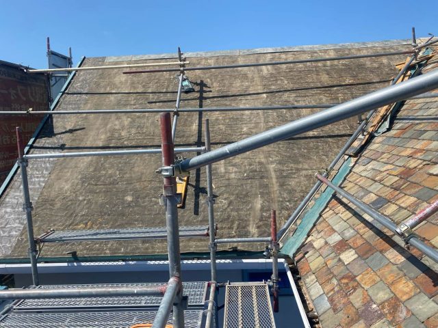 糸島市で天然スレートが撤去されてあらわになった防水シート