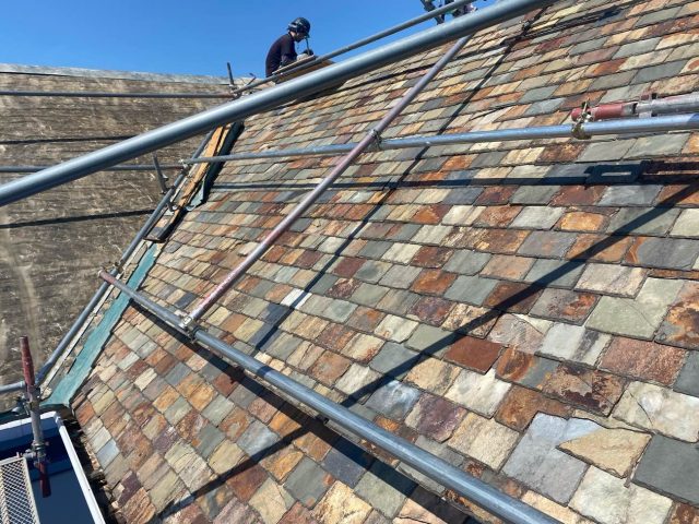 糸島市で天然スレートを撤去しているところ