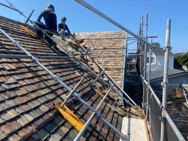 糸島市の屋根の葺き替えを行う職人