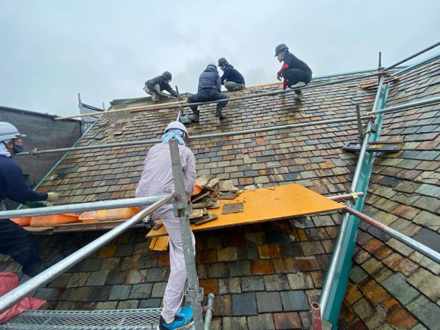 糸島市で天然スレートの葺き替えを行う職人