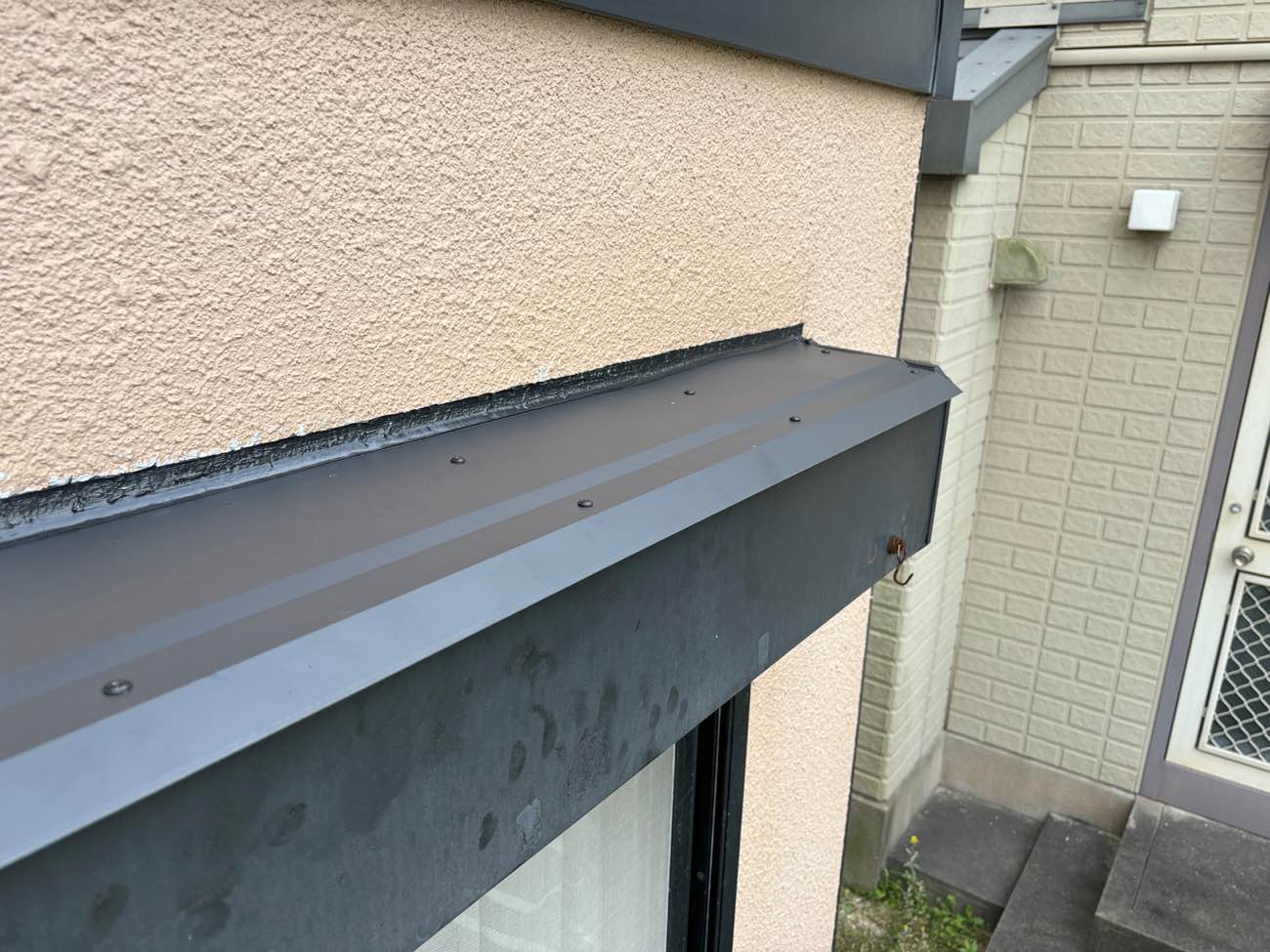 筑紫野市物件の雨漏り工事、板金でシャッターボックスをカバー