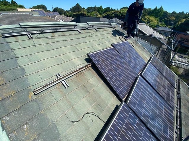城南区の屋根カバー工法、太陽光パネルの脱着