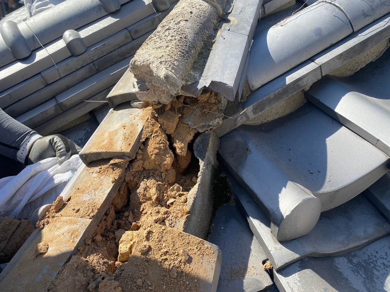 雨水の侵入のよって固まった赤土